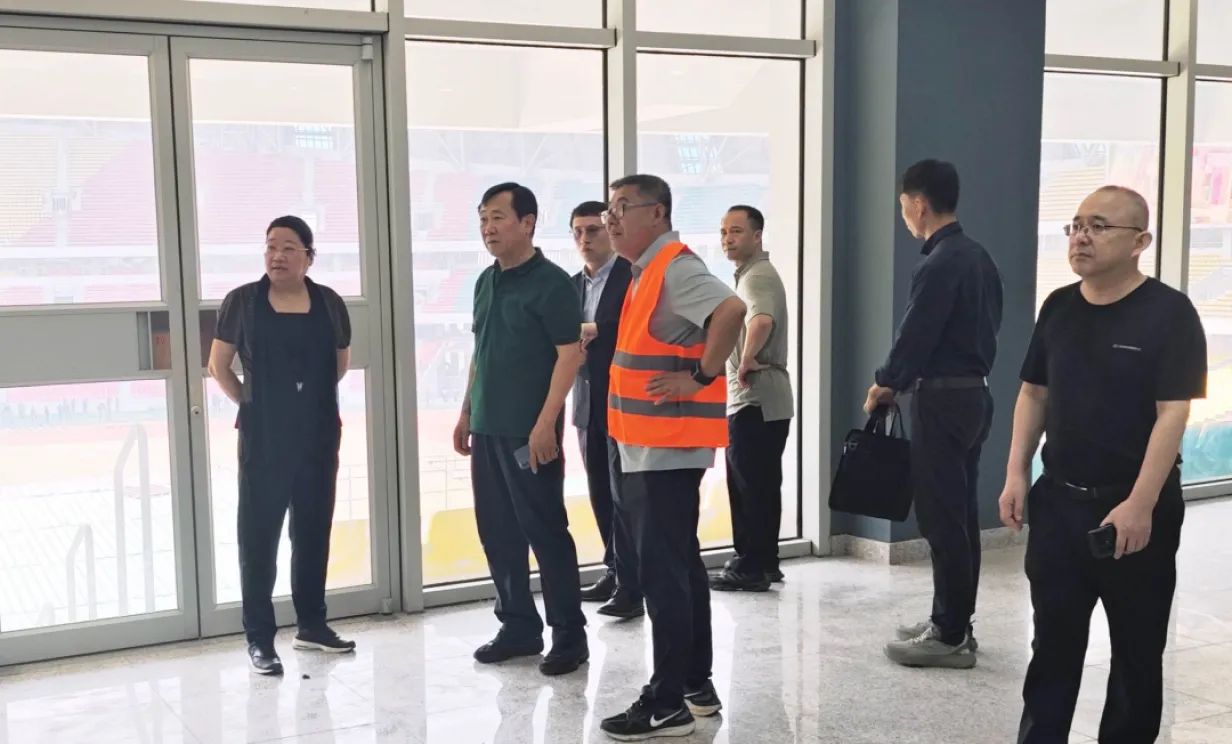 中国驻刚果（布）大使安青一行视察金得利体育场紧急抢修项目