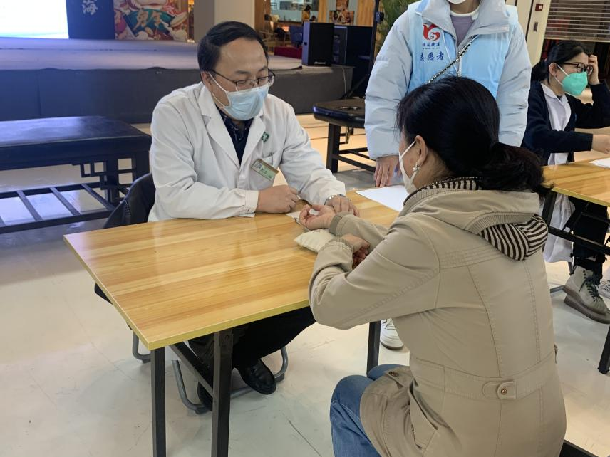 健康义诊进商场，便民服务暖人心