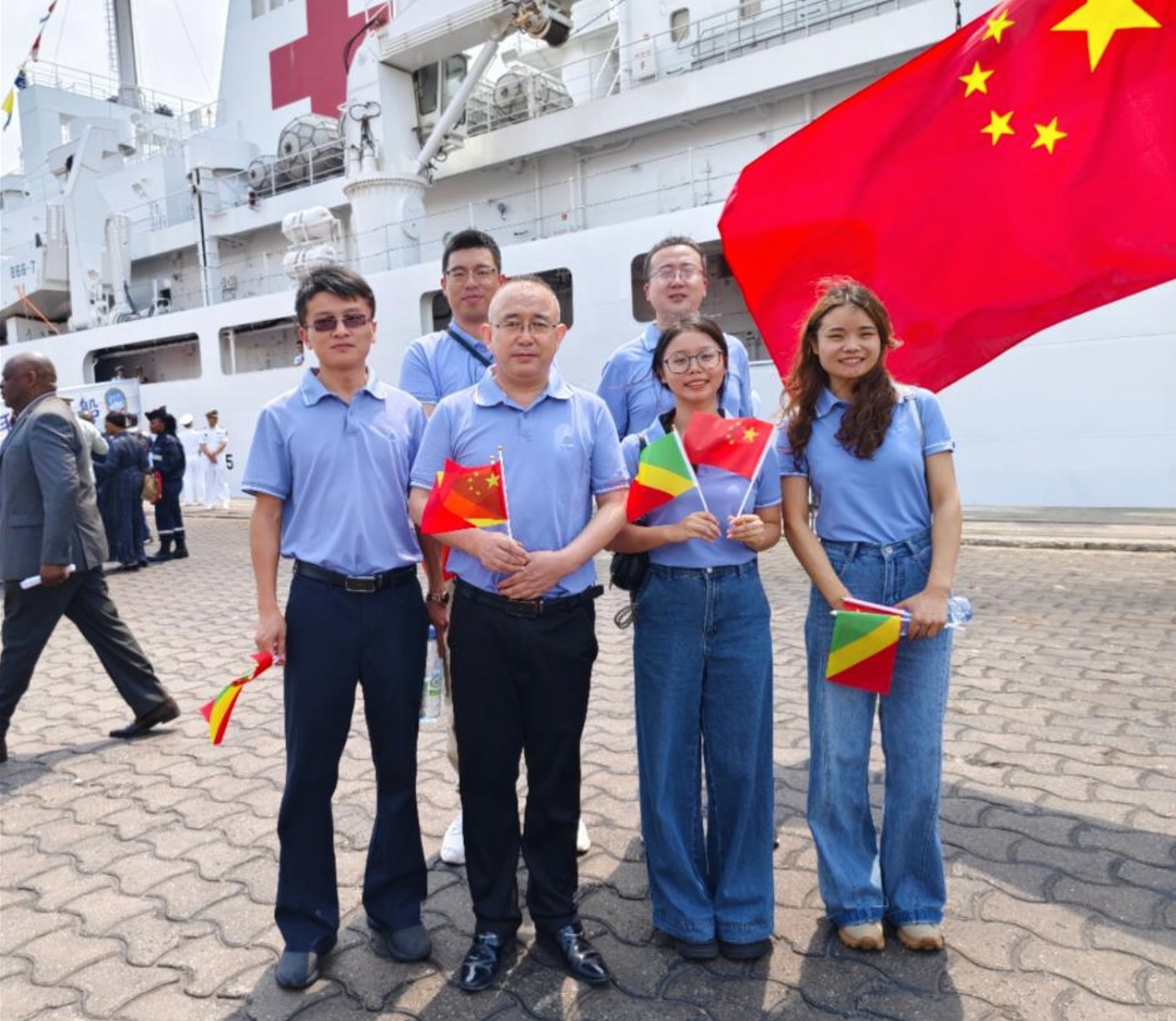 刚果（布）正威公司参加刚方为中国海军“和平方舟”号医院船举行的欢迎仪式并登船参观